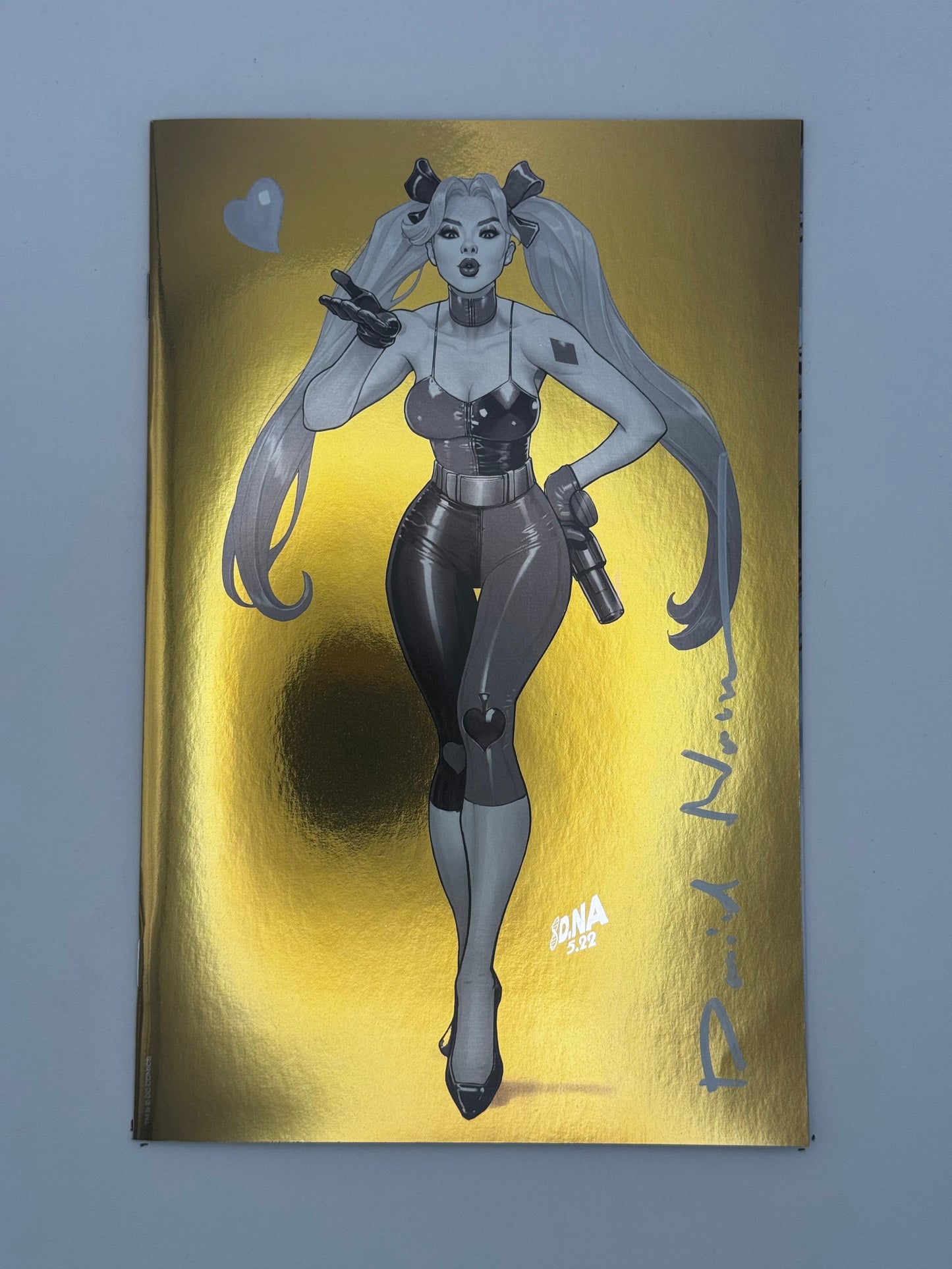 [SIGNED by David Nakayama] HARLEY QUINN #22 UNKNOWN COMICS DAVID NAKAYAMA GOLD FOIL VIRIGN NYCC 2022 B&W VAR (06/26/2023)